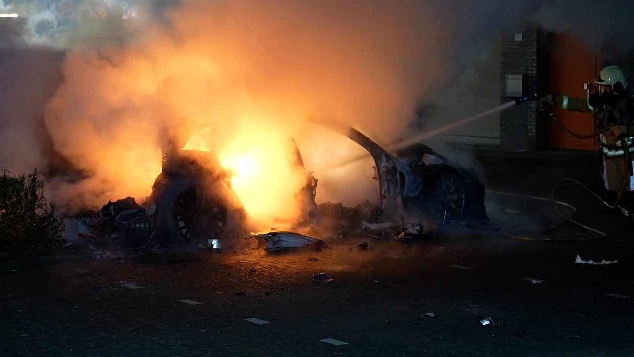 Video | Porsche en bestelbus branden volledig uit in Zwolle