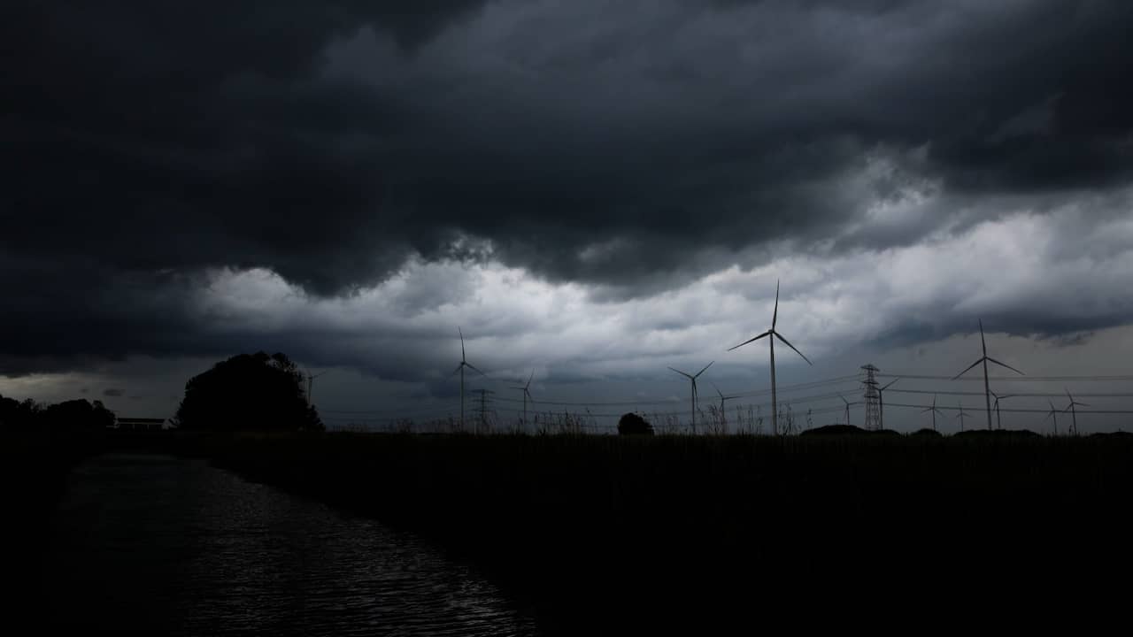 Video | Donkere wolken trekken over Groningen in timelapse