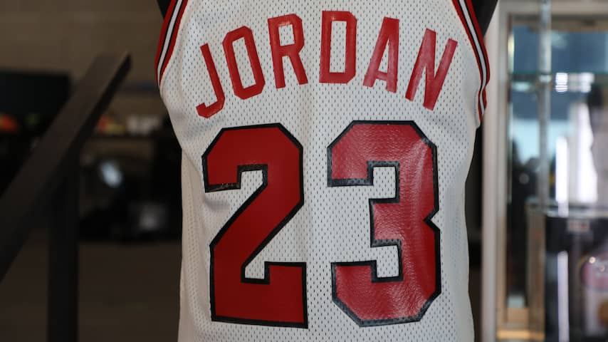 Shirt waarin Michael Jordan debuteerde in NBA voor recordbedrag