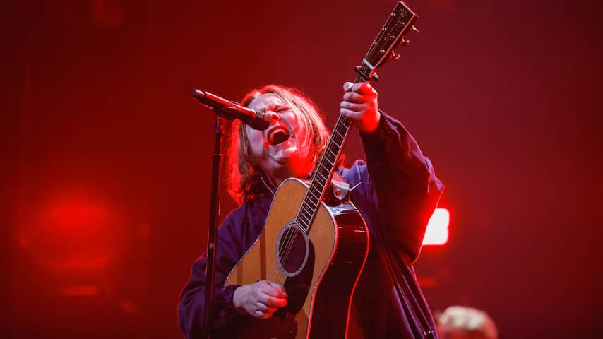 Lewis Capaldi lijdt aan syndroom van Gilles de la Tourette | Achterklap