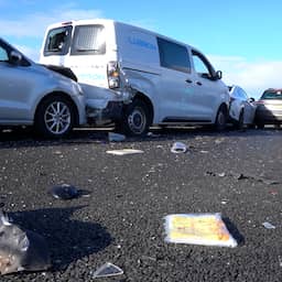 Video | Enorme schade na kettingbotsing met zeventien auto's in Deventer