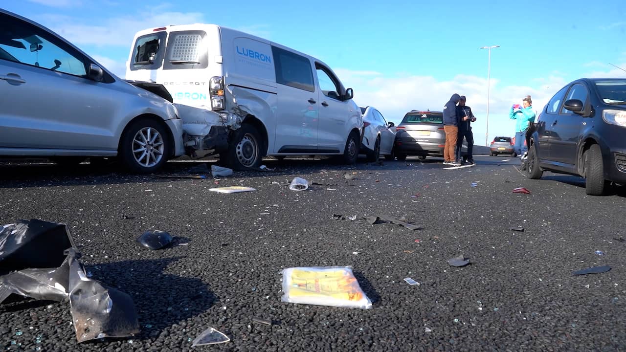 Video | Enorme schade na kettingbotsing met zeventien auto's in Deventer