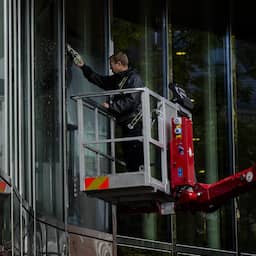 Glazenwasser brengt nacht door in defecte werkbak op Den Haag Centraal