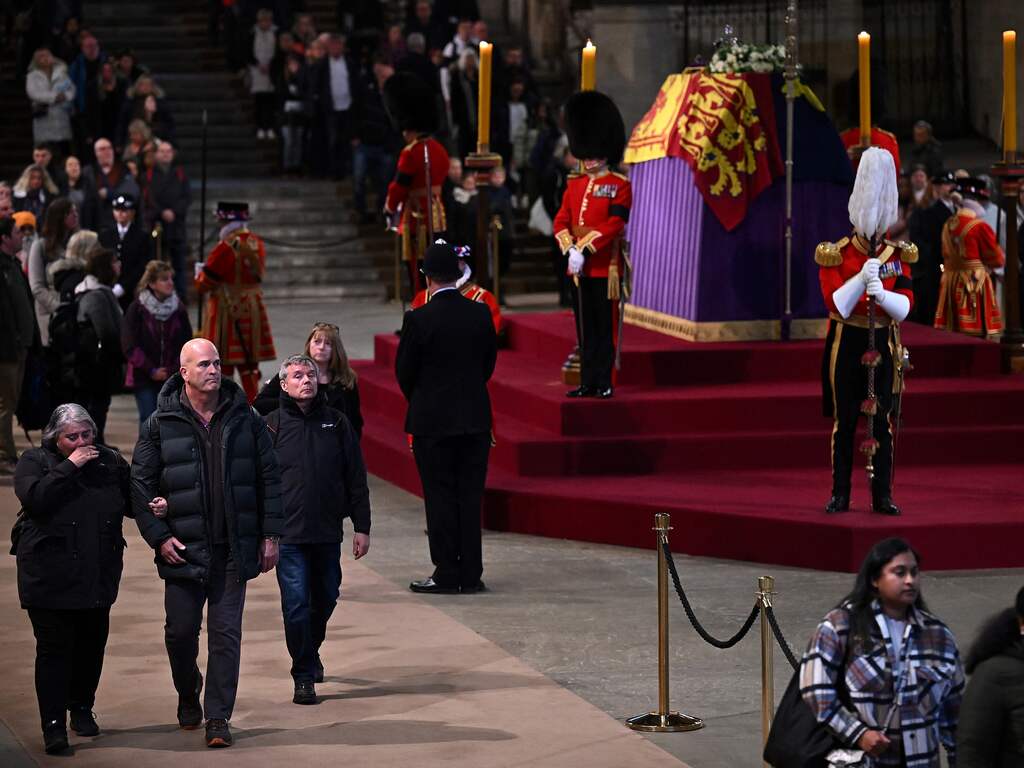 Onrust in rij voor Elizabeth: man probeert kist te raken, ander ontbloot zich