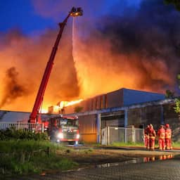 Grote brand bij hennepverwerker Oude Pekela, scholen blijven dicht