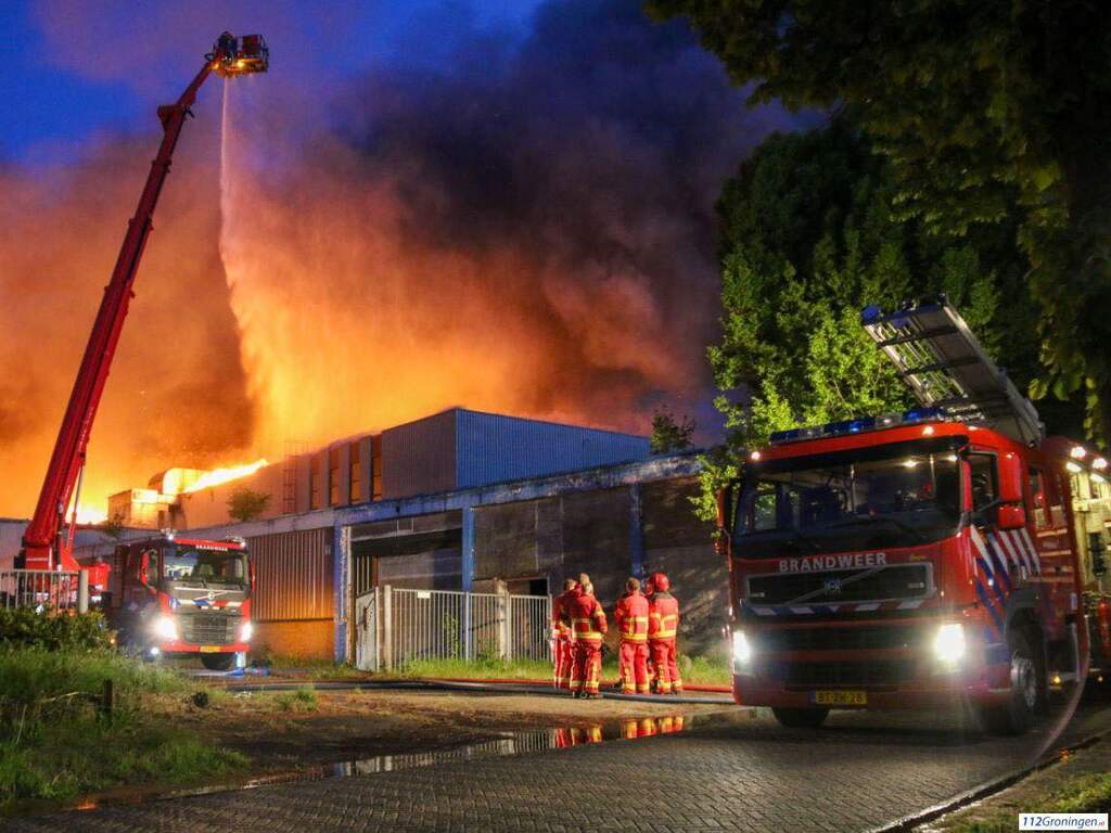 Grote brand bij hennepverwerker in Oude Pekela, scholen blijven dicht