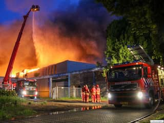 Grote brand bij hennepverwerker in Oude Pekela, scholen blijven dicht