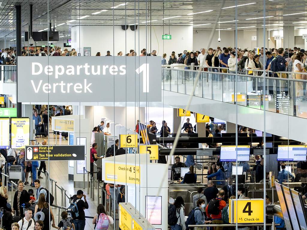 Schiphol en Eindhoven Airport vergoeden kosten van gedupeerde reizigers
