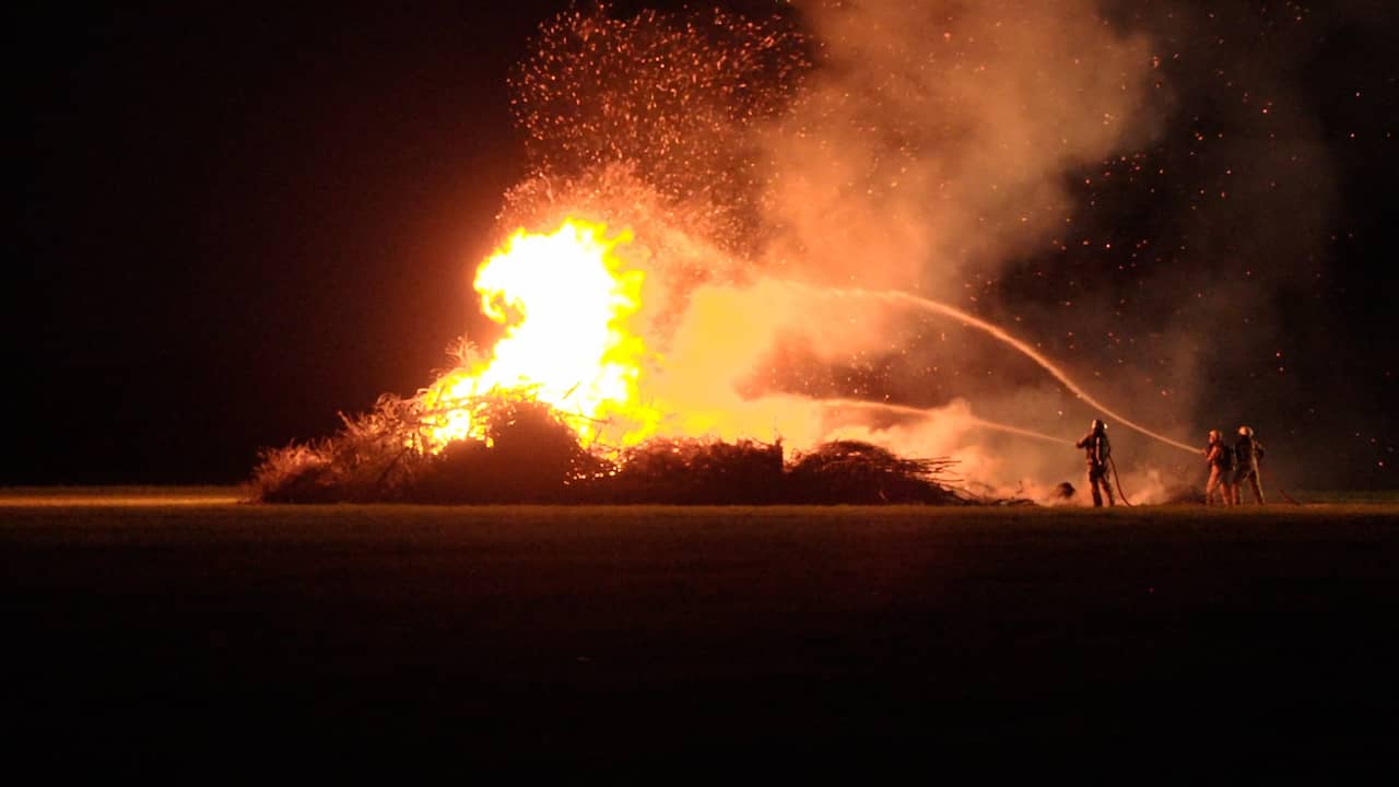 Brandweer blust illegaal aangestoken paasvuur
