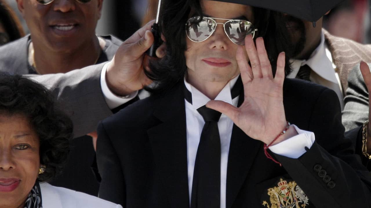 Hoe Michael Jackson door vermeend kindermisbruik in het nauw kwam | NU.nl