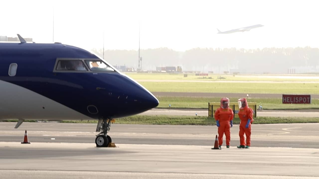 Video | Vliegtuig met mogelijke hantaviruspatiënt landt op Schiphol