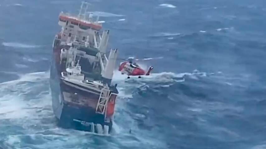 Helikopter redt bemanning van vrachtschip bij Noorwegen