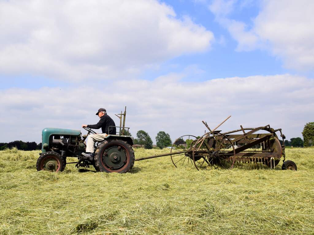 Zaterdag 19 mei: Met een mix van zon en wolken is het heerlijk weer om het land bij te werken.