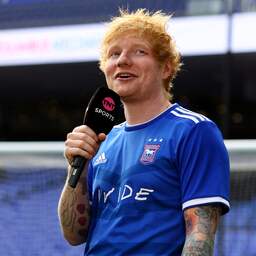Ed Sheeran helpt Ipswich Town aan speler: ‘Videogesprek gaf de doorslag’