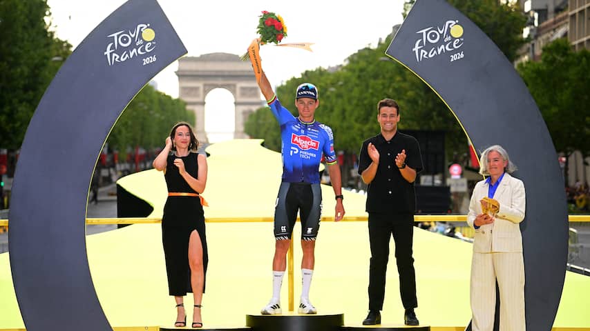 Van der Poel emotioneel na 'topmoment' in Parijs: 'Dit is hoe Tadej en ik koersen'