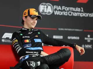 Verstappen schuift door gridstraf Piastri op van zesde naar vijfde plek in Monza