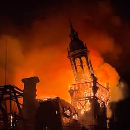 Video | Toren van historisch Frans stadhuis stort in na brandstichting door demonstranten