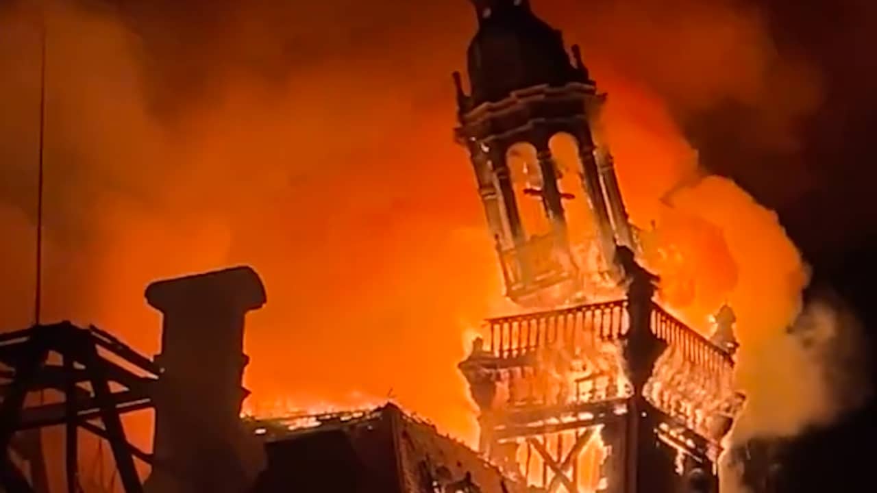 Toren van historisch Frans stadhuis stort in na brandstichting door demonstranten