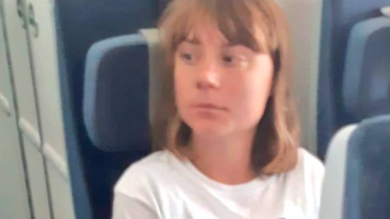 greta-thunberg-gefilmd-in-vliegtuig-terug-naar-zweden.jpg
