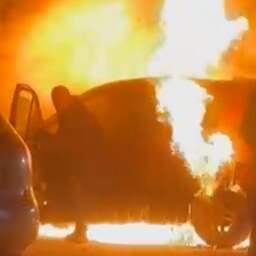 Video | Man verlaat brandende auto in Druten pas na ruim een minuut