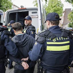13 arrestaties in Schilderswijk na winst Marokko, politie beschoten met neppistool