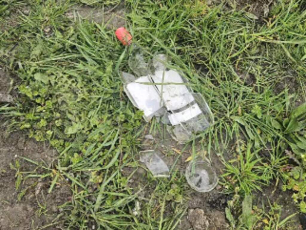 Wegwerker wordt vanuit auto bekogeld met fles en loopt hersenschudding op