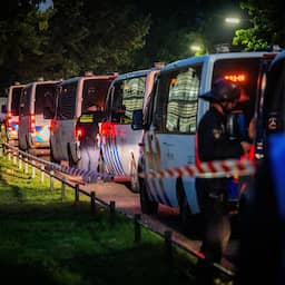 ME grijpt in bij protest tegen azc in Houten, agenten met vuurwerk bekogeld