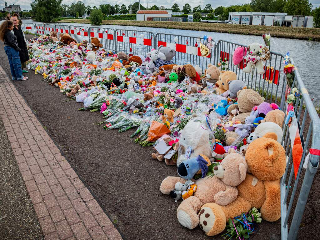 Knuffels gestolen bij gedenkplek Jeffrey en Emma, man (20) aangehouden