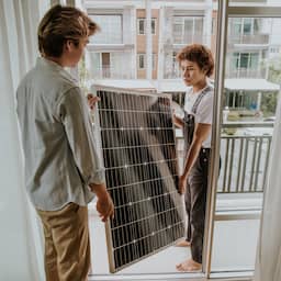 NU+ | Jullie vragen over zonnepanelen met een stekker: 'Hoe onveilig is het?'