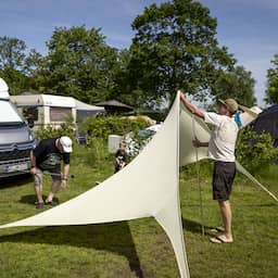 Zo blijf je koel tijdens kamperen in de hitte: 'Spuit je tent 's avonds nat'