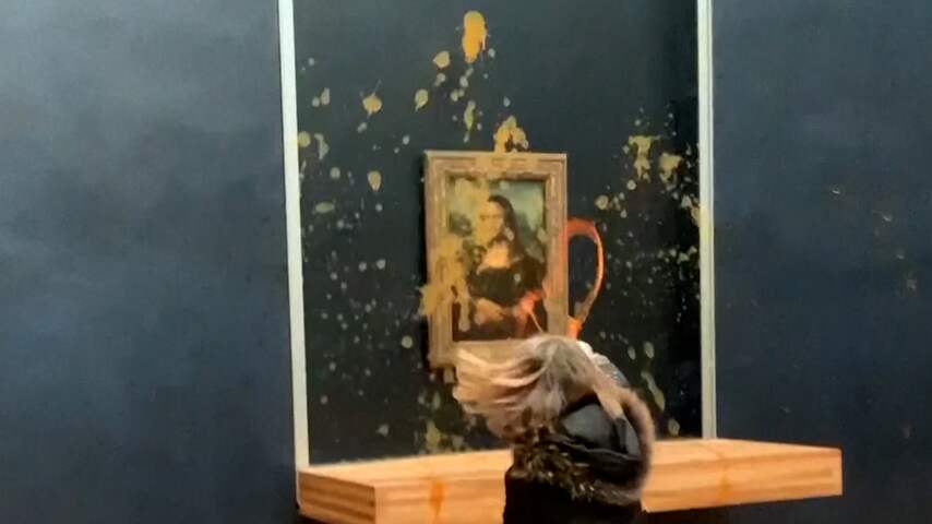 Actievoerders gooien soep naar Mona Lisa in Louvre