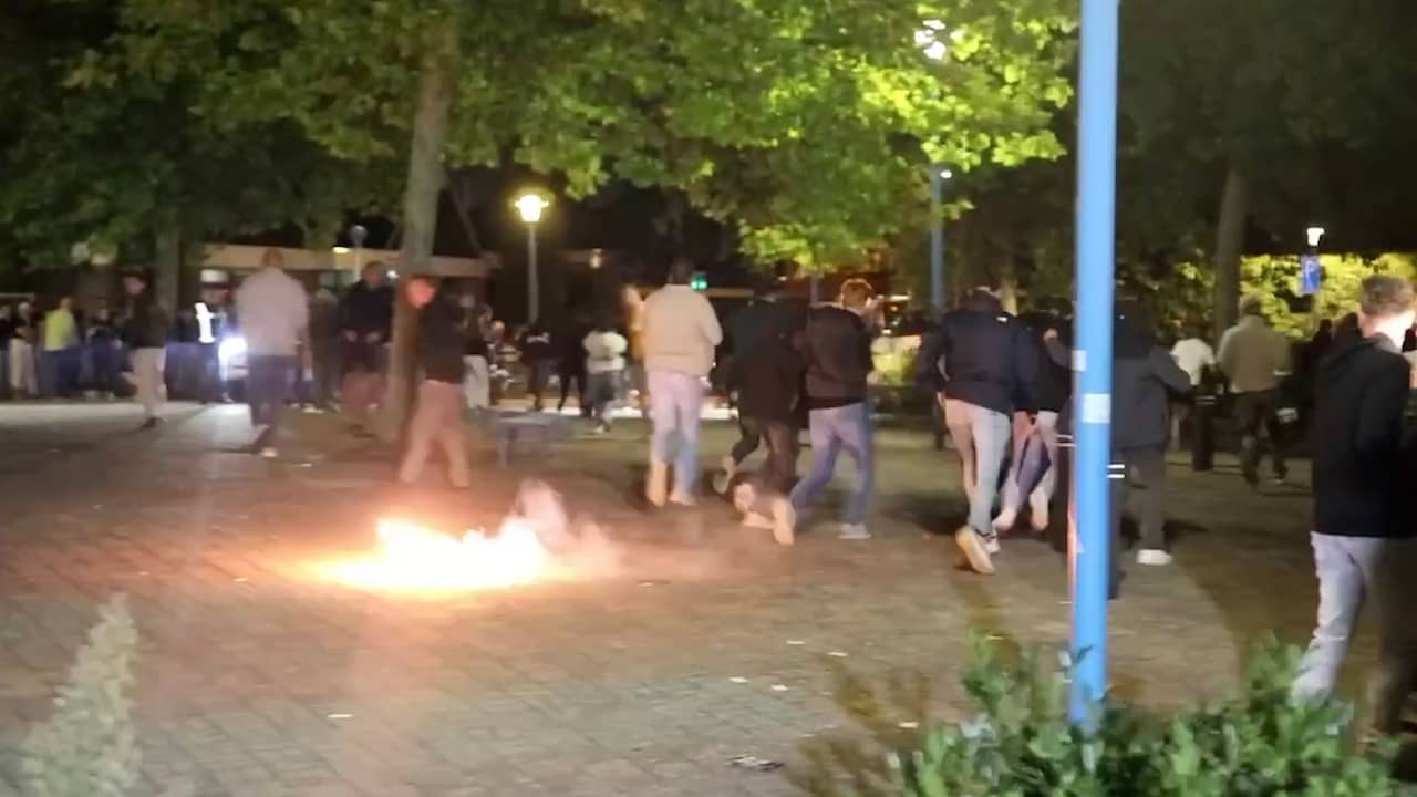 Video | Demonstranten gooien met vuurwerk bij azc-protest in Kesteren