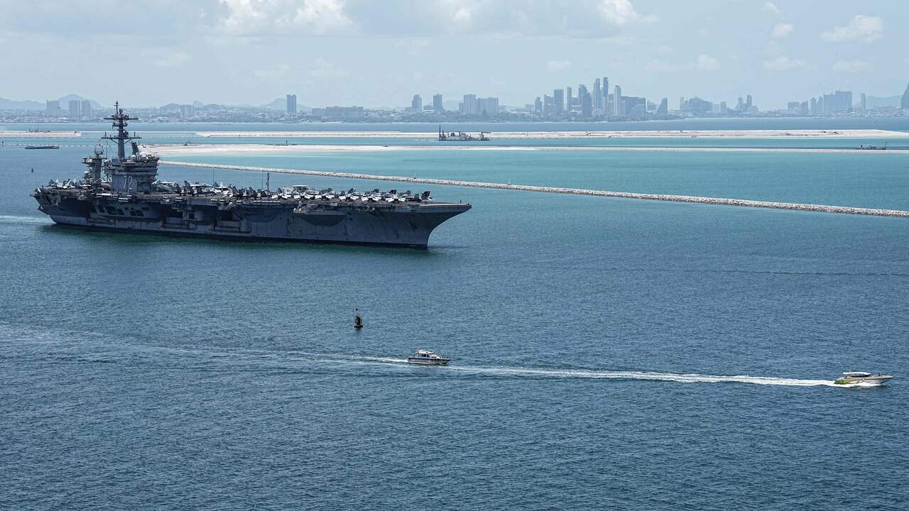 Foto bij Vliegdekschip VS vertrekt uit Thailand na rustdagen voor verlengde missie bij Iran