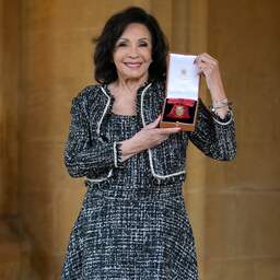 Shirley Bassey ontvangt van koning Charles hoge ridderorde