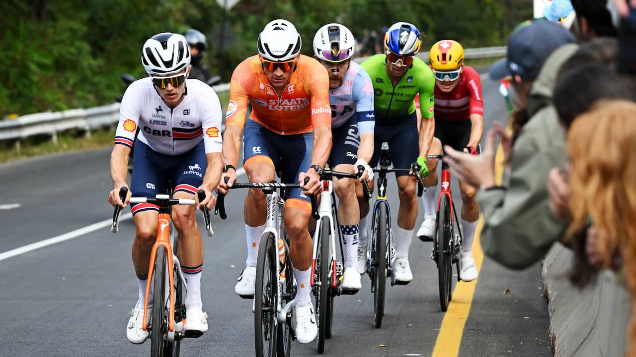 Foto bij Live WK wielrennen | Van der Poel bijgehaald in zenuwslopende finale