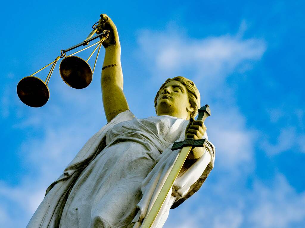 Dreumes ondergedompeld in kokend water, OM verdenkt twee vrouwen