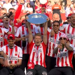 Video | PSV-fans gaan uit hun dak als aanvoerder Schouten schaal omhooghoudt