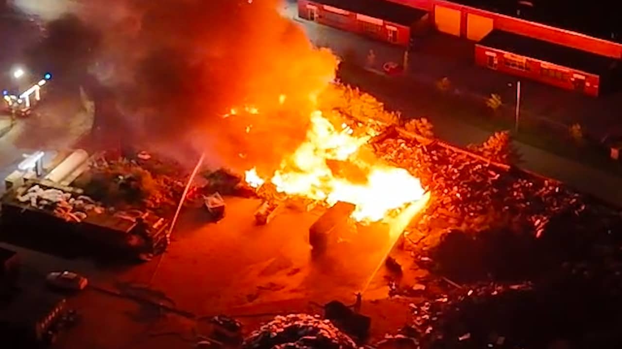Video | Drone filmt brandende berg afval bij gesloten afvalverwerker Dinxperlo