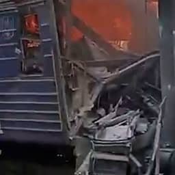 Video | President Zelensky deelt beelden van verwoeste trein in Sumy