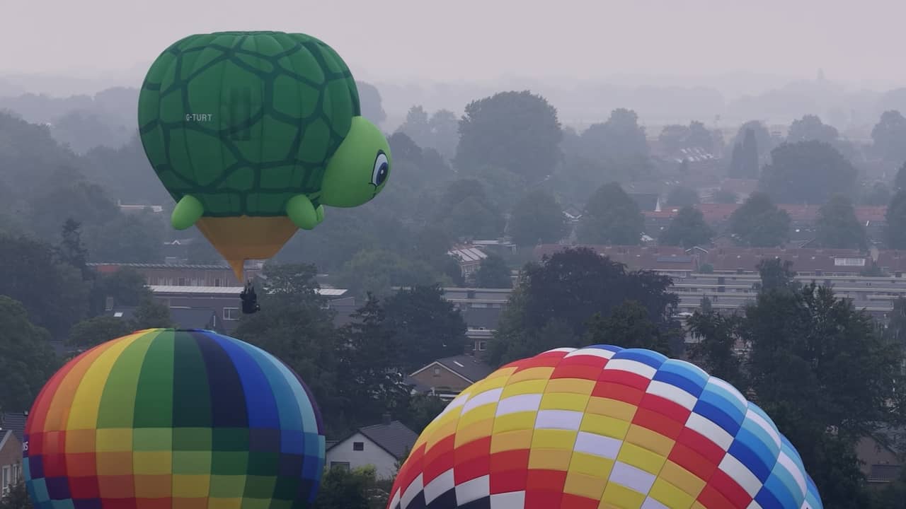 Video | Luchtballonnen stijgen op vanuit Joure tijdens festivaljubileum
