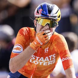 Demi Vollering voor het eerst wereldkampioene na zenuwslopende wegrit