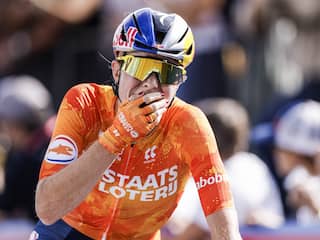 Demi Vollering voor het eerst wereldkampioene na zenuwslopende wegrit