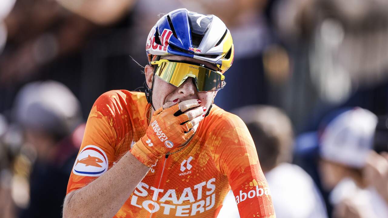 Foto bij Demi Vollering voor het eerst wereldkampioene na zenuwslopende wegrit