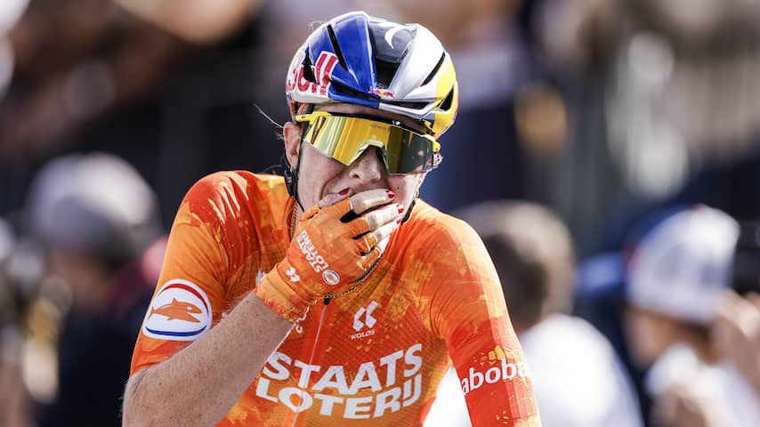 Demi Vollering voor het eerst wereldkampioene na zenuwslopende wegrit