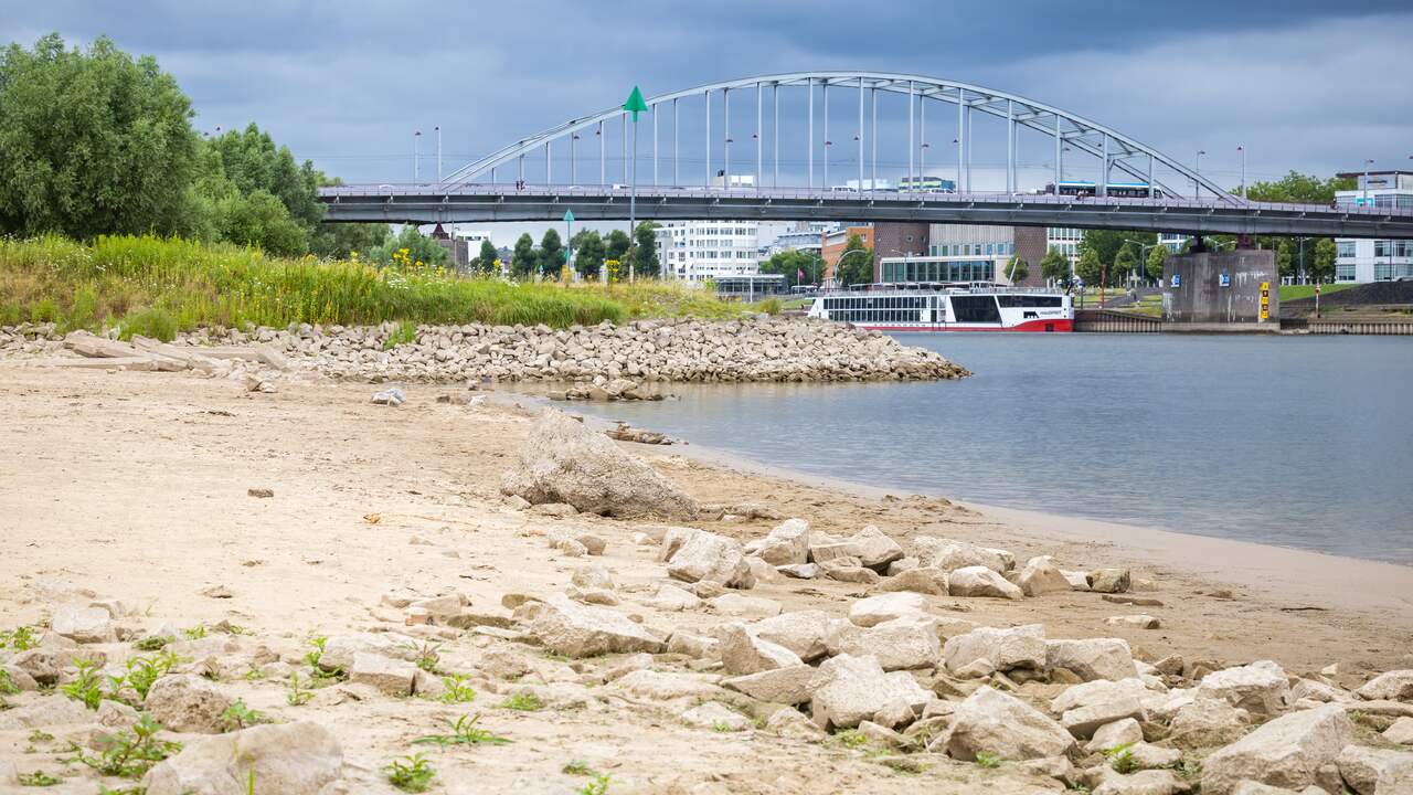 Foto bij De Rijn stijgt weer door regen, maar problemen voor scheepvaart blijven
