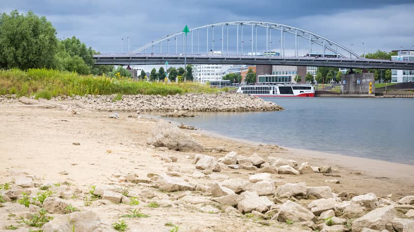 Foto bij De Rijn stijgt weer door regen, maar problemen voor scheepvaart blijven