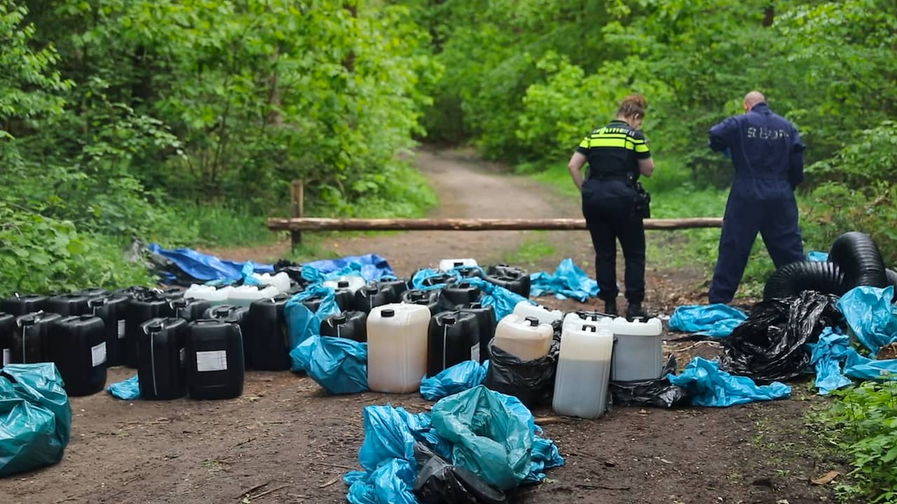 Video | Politie inspecteert flinke berg drugsafval in bossen bij Soest