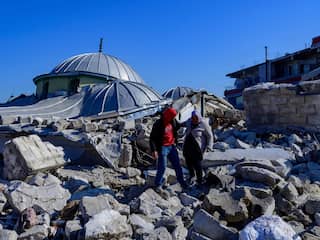 Familie na 102 uur levend onder puin vandaan gered (gesloten)