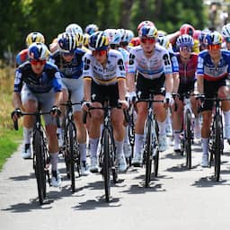 Live Tour | Vollering veilig in peloton na ongelukkige val aan begin zware heuvelrit