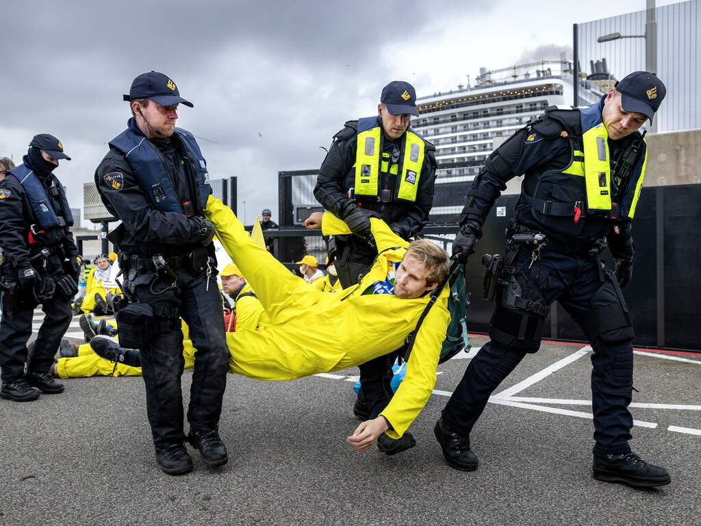 Cruiseschip vaart door naar Amsterdam na actie Extinction Rebellion in IJmuiden